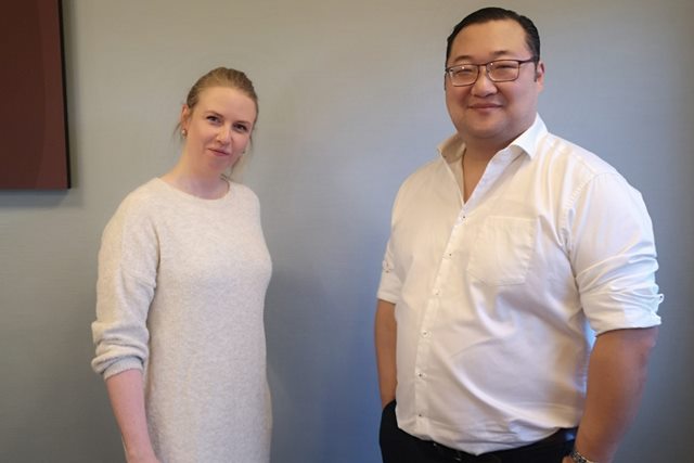 Lars Vejs og Katrine Fræer står ved siden af hinanden i Silkeborg på Erhvervsakademi Dania