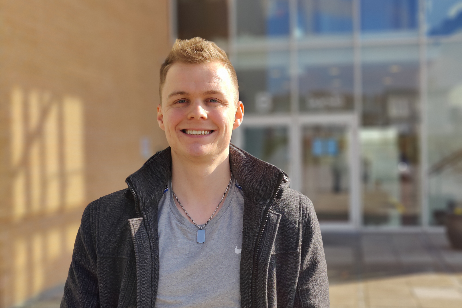 Niels Lindner har søgt ind som produktionsteknolog på Erhvervsakademi Dania, som han står foran i solskin