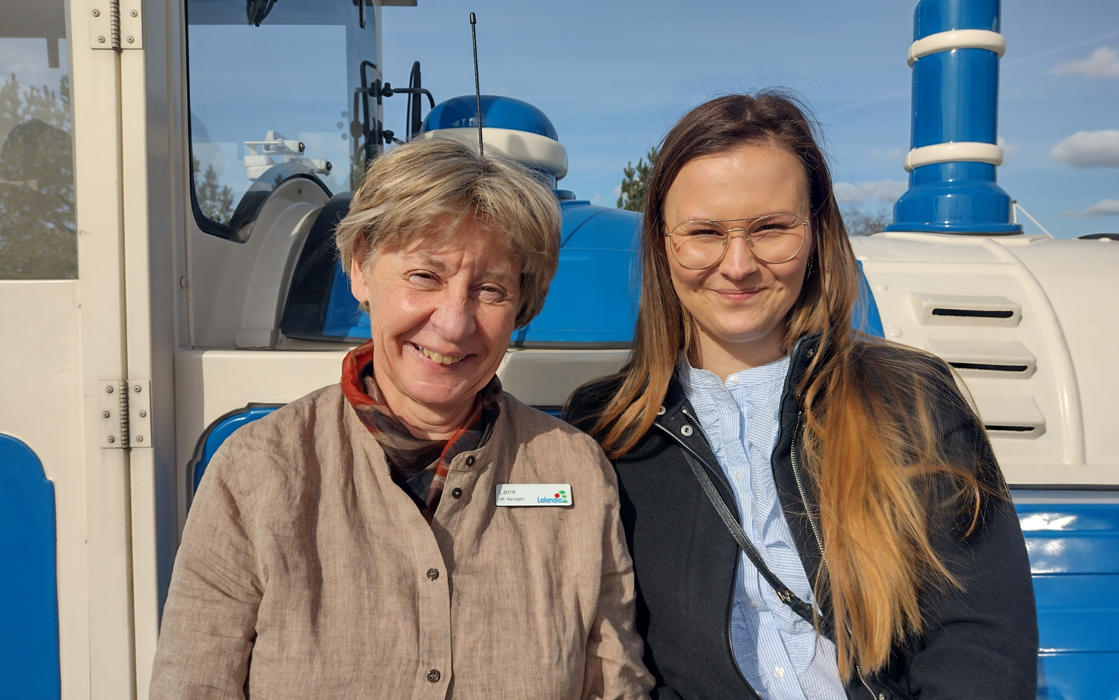 HR Manager Lene Stejnicher fra Lalandia sidder ved siden af praktikanten Caroline Hvid  - de smiler begge to