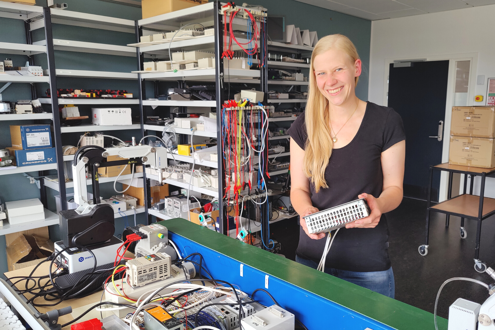 Frederikke, der står med en PLC i hånden, vil læse automationsteknolog i Randers