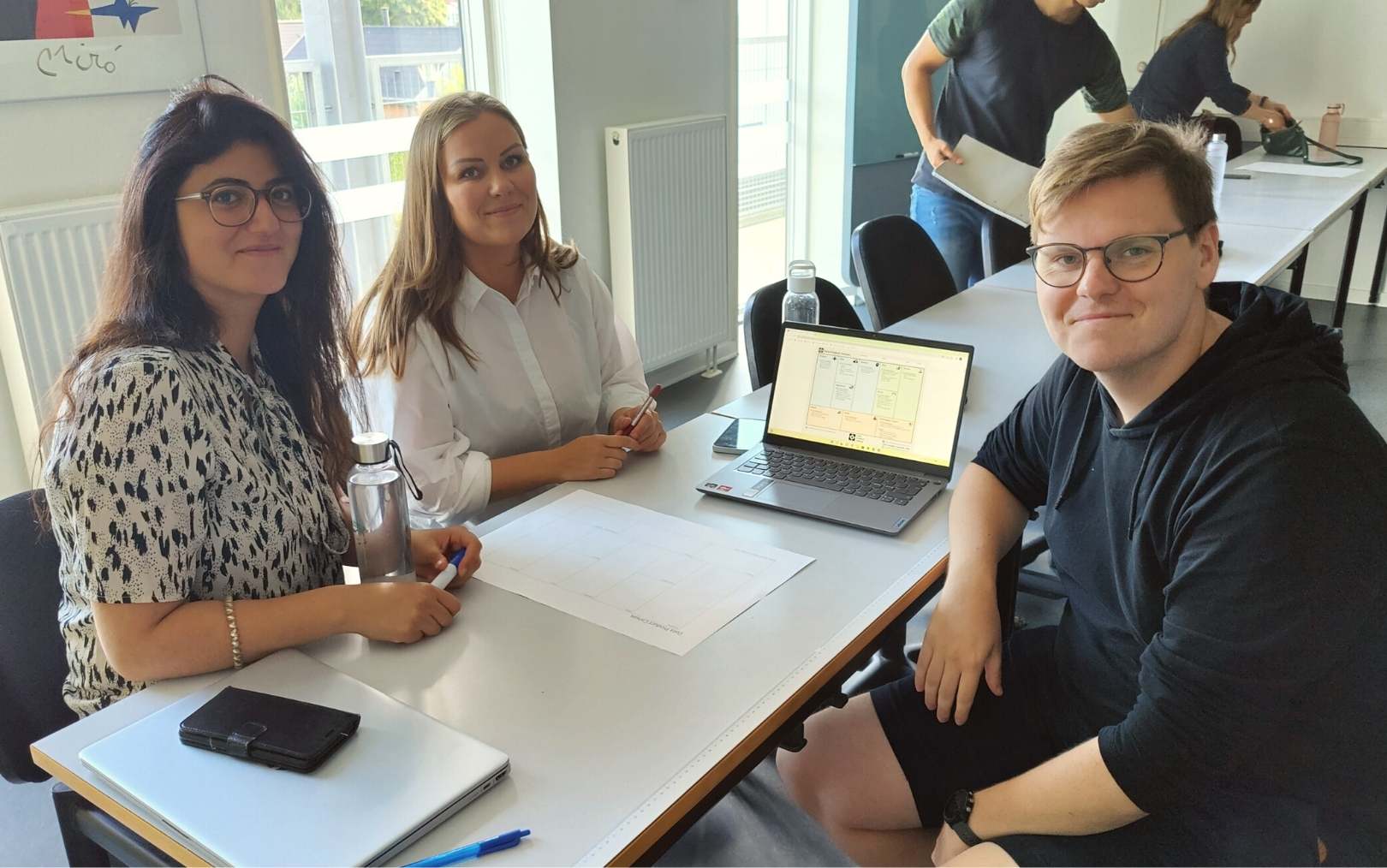 Som ny studerende på dataanalyse er der fuld fart på fagligheden med caseopgave fra dag 2. Fra venstre er det Eva Karyo, Signe Bach og Jakob Klitgaard-Kristensen