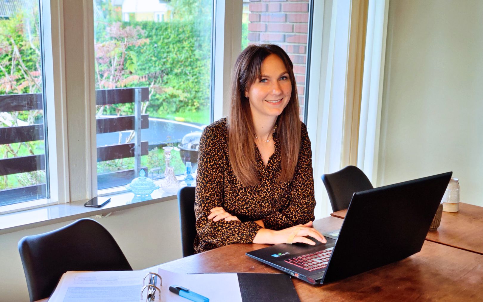 Anne-Kathrine, der vil læse til markedsføringsøkonom online ved Erhvervsakademi Dania, sidder ved sit spisebord ved sin pc