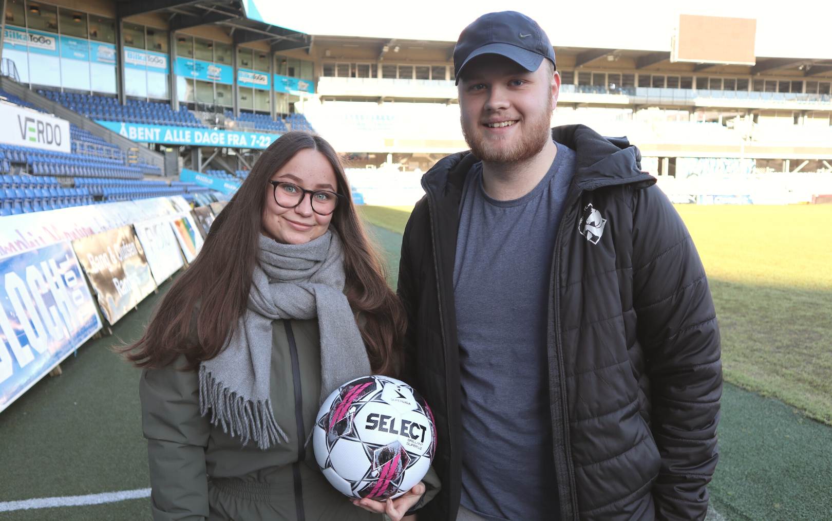 Serviceøkonomerne fra Erhvervsakademi Dania i Randers Line og Nicolaj står med en bold på Randers FCs stadion