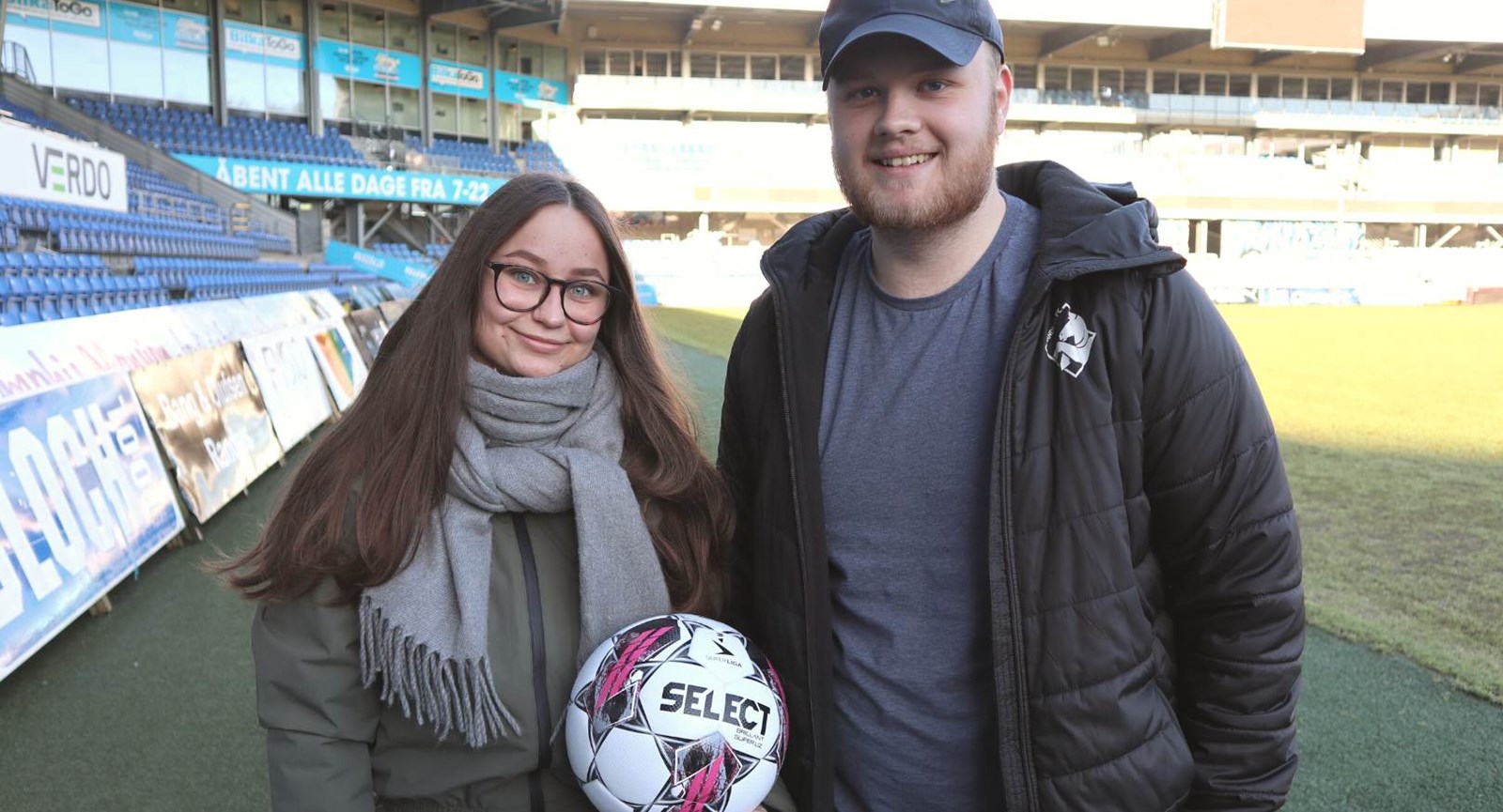 Serviceøkonomerne fra Erhvervsakademi Dania i Randers Line og Nicolaj står med en bold på Randers FCs stadion