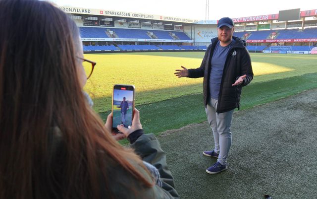 Serviceøkonomerne fra Erhvervsakademi Dania i Randers Line og Nicolaj optager hinanden på Randers FCs stadion