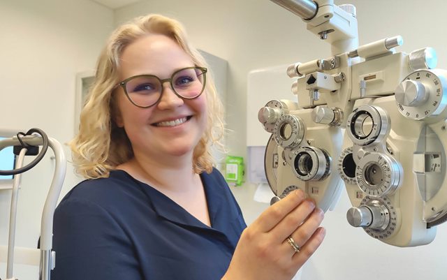 Michala, der har læst optiker på Dania i Randers, indstiller måleudstyr og smiler til kameraet