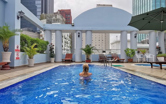 Janie, der læser på Erhvervsakademi Dania, er i en pool på rooftop terasse i Vietnam