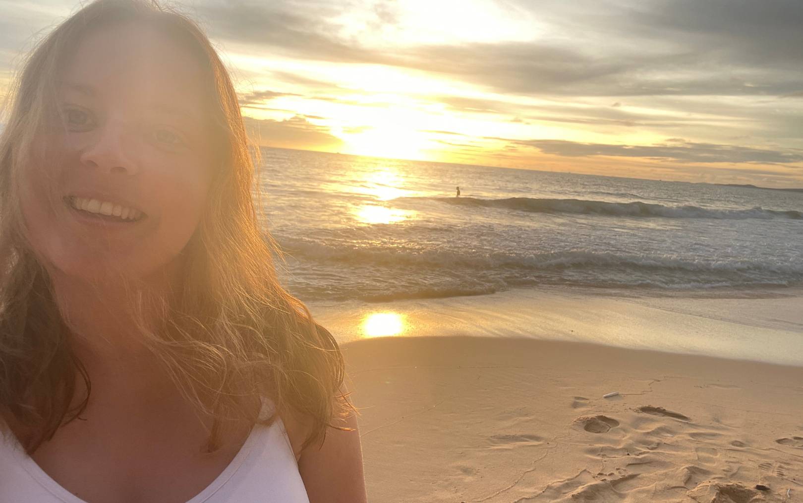 Selfie af Malene, der læser på Erhvervsakademi Dania, hvor hun står på stranden i Vietnam med solnedgang og havet bag sig