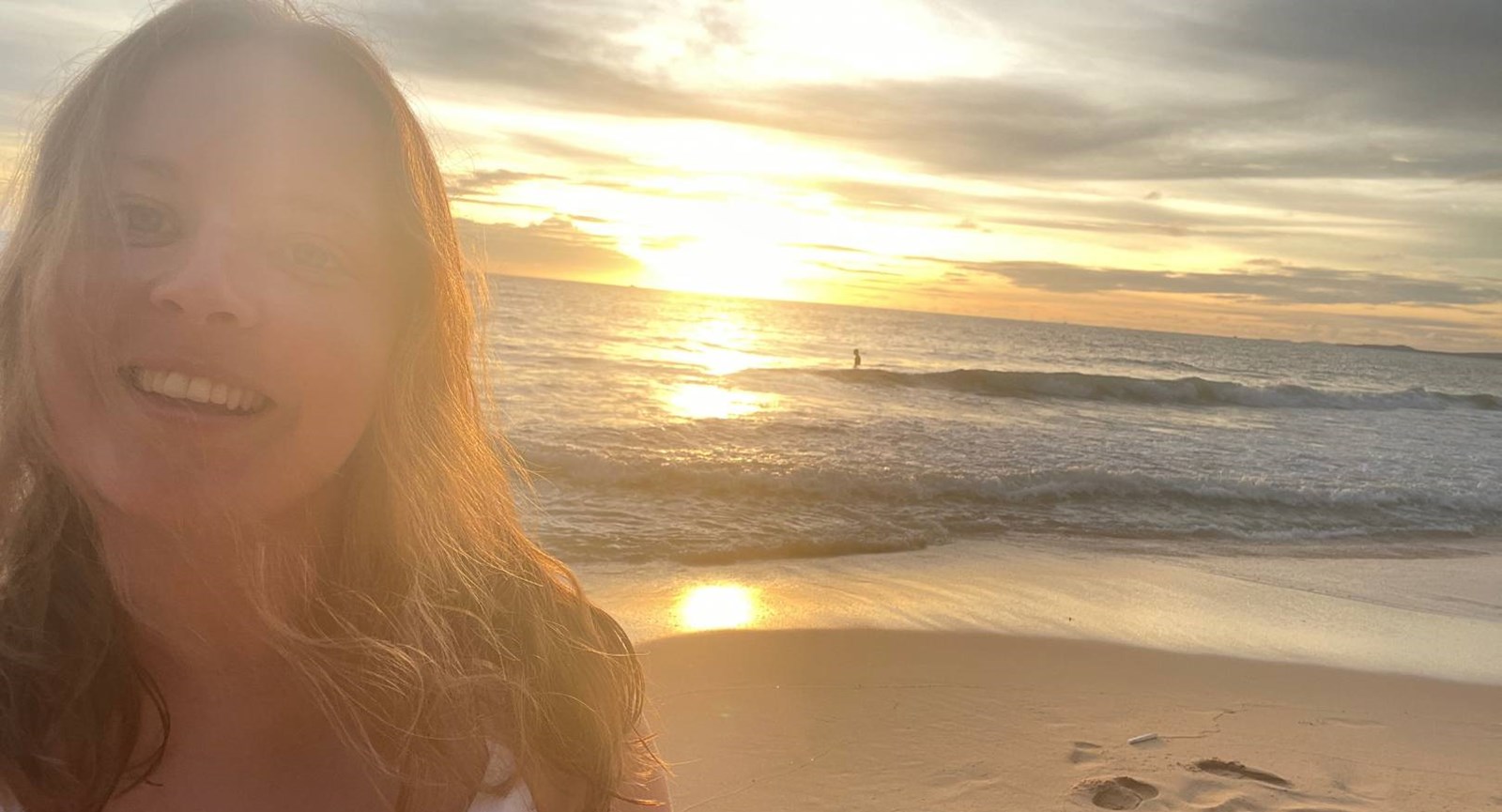 Selfie af Malene, der læser på Erhvervsakademi Dania, hvor hun står på stranden i Vietnam med solnedgang og havet bag sig