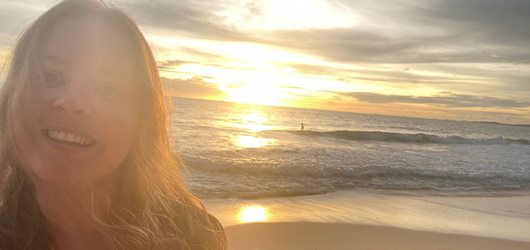 Selfie af Malene, der læser på Erhvervsakademi Dania, hvor hun står på stranden i Vietnam med solnedgang og havet bag sig
