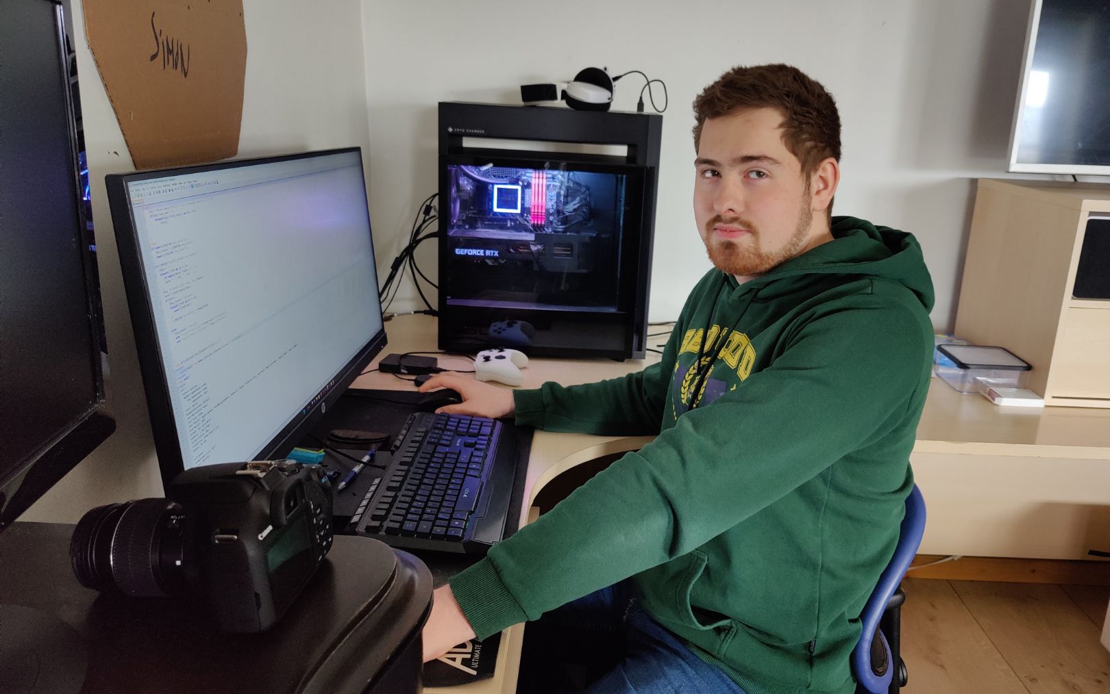 Simon Ringwelski sidder ved sin computer og har søgt ind som multimediedesigner på Erhvervsakademi Dania i Skive