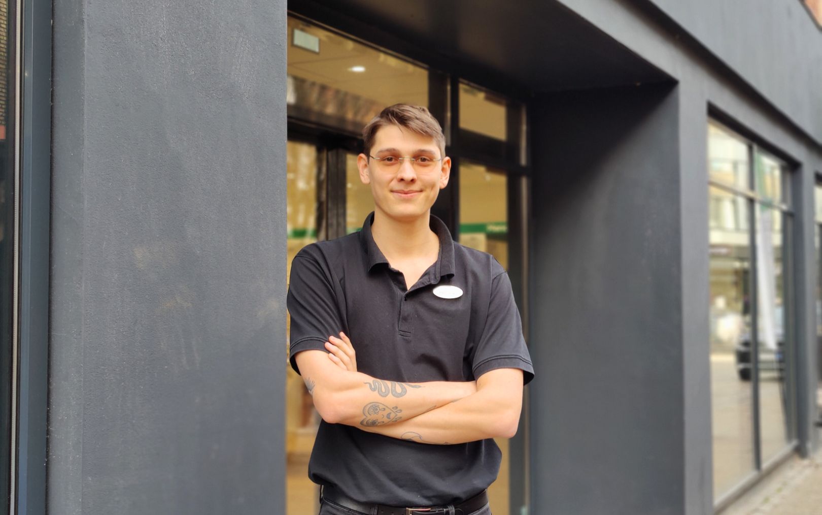 Jeppe Stegger fra Randers står foran Louis Nielsen, hvor han arbejder. Han har søgt ind som optiker på Erhvervsakademi Dania