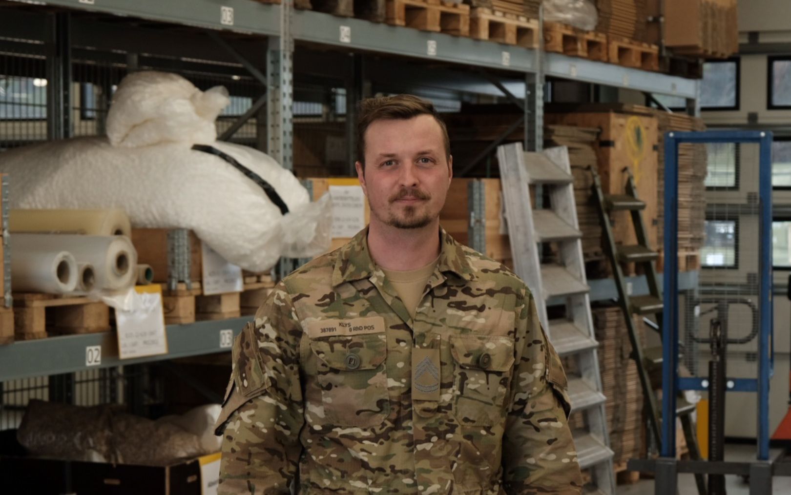 Jonas Klysner Christensen står i sin uniform på lageret ved Forsvaret. Han har søgt ind som logistikøkonom på Erhvervsakademi Dania