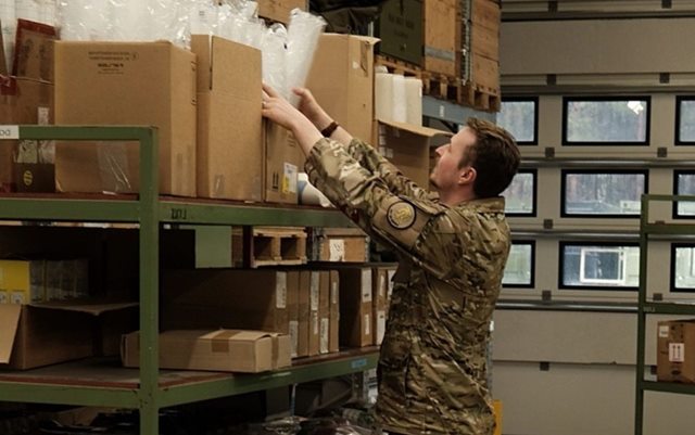 Jonas Klysner Christensen flytter kasser på lageret ved Forsvaret. Han har søgt ind som logistikøkonom på Erhvervsakademi Dania