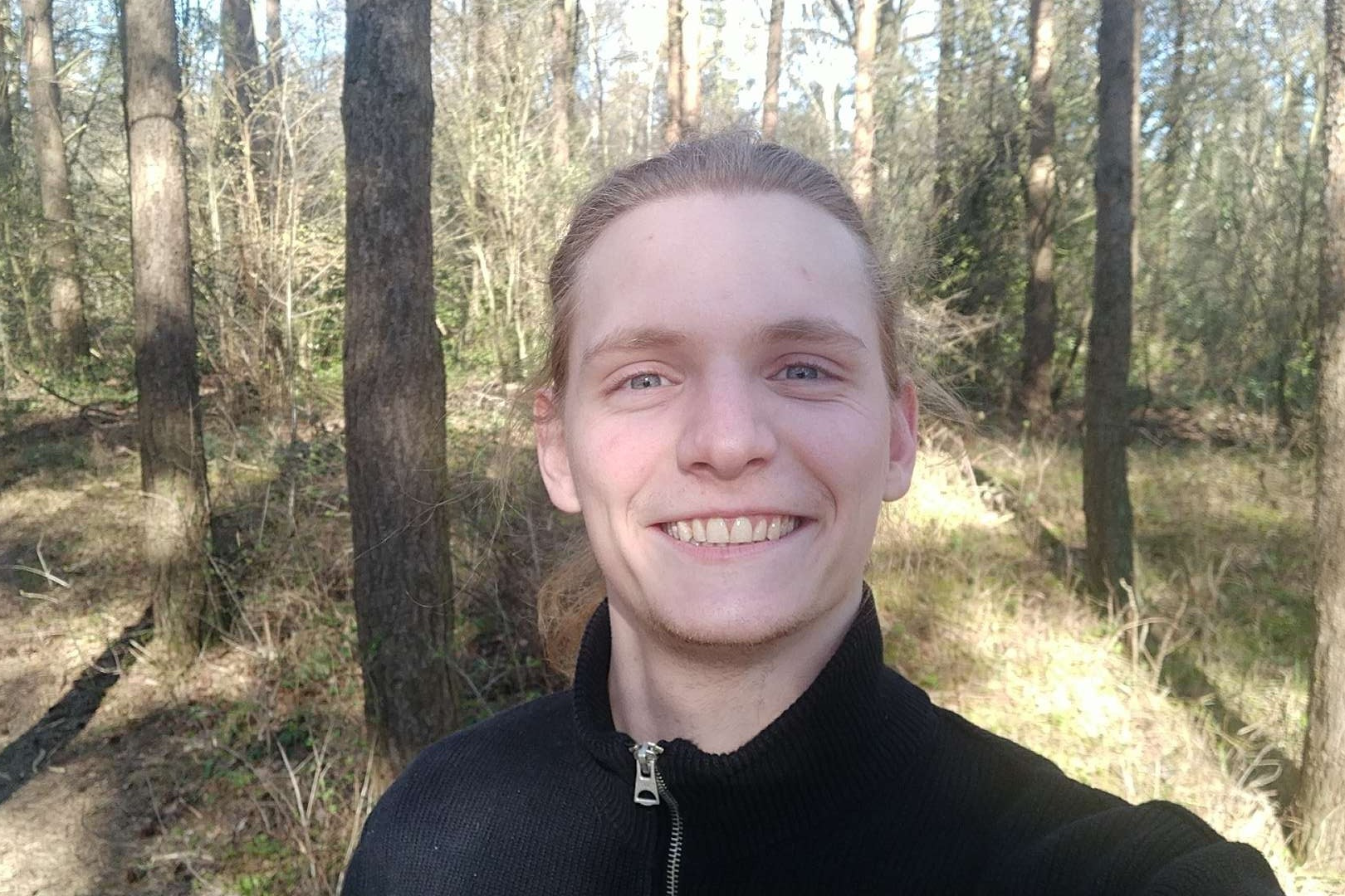 24-årige Peter Toft Knudsen smiler stort med skov i baggrunden, for her 1 måned før sin sidste eksamen som multimediedesigner har han fået job som pixel-artist ved spilfirma et 3D Realms