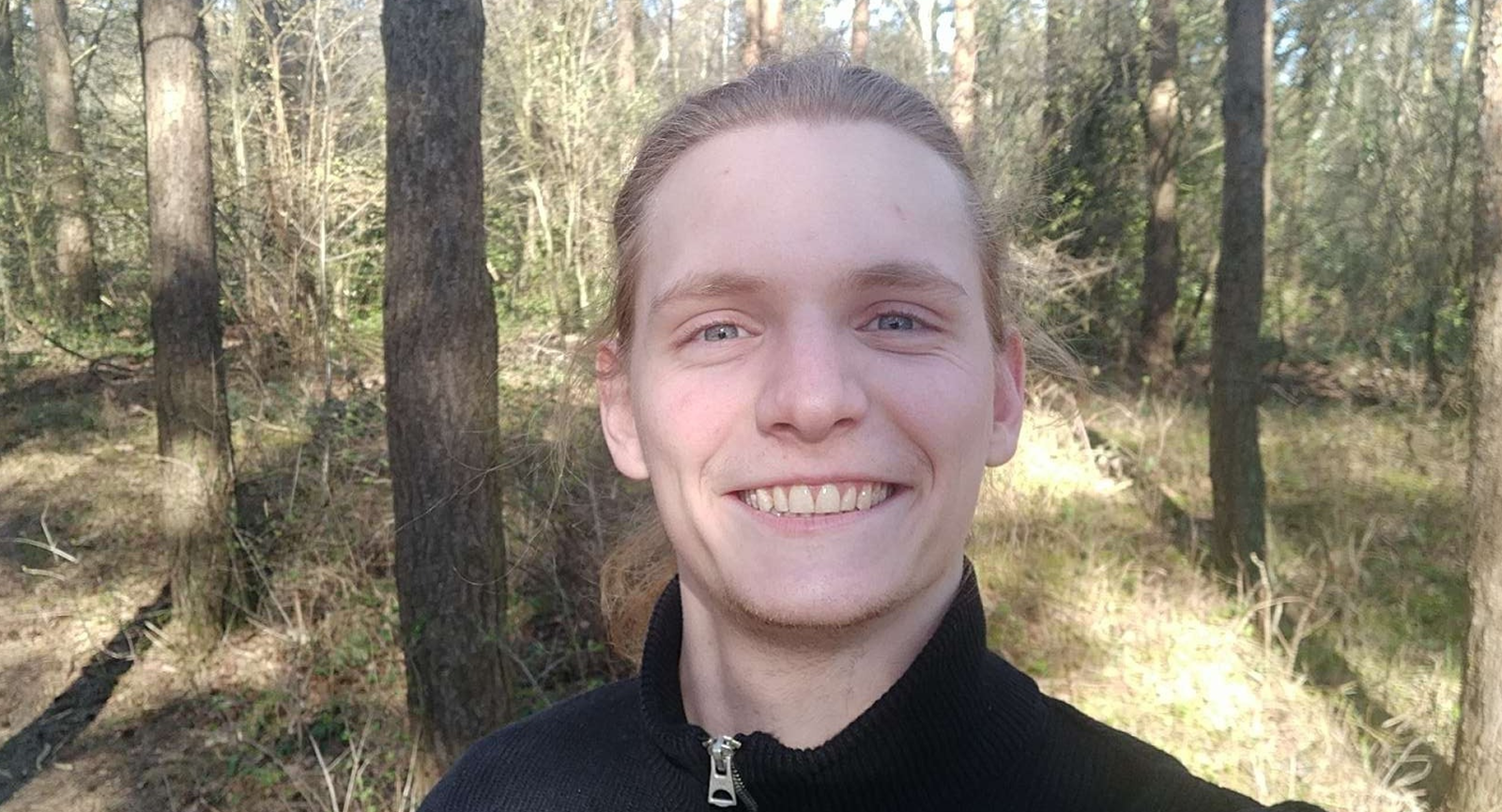 24-årige Peter Toft Knudsen smiler stort med skov i baggrunden, for her 1 måned før sin sidste eksamen som multimediedesigner har han fået job som pixel-artist ved spilfirma et 3D Realms