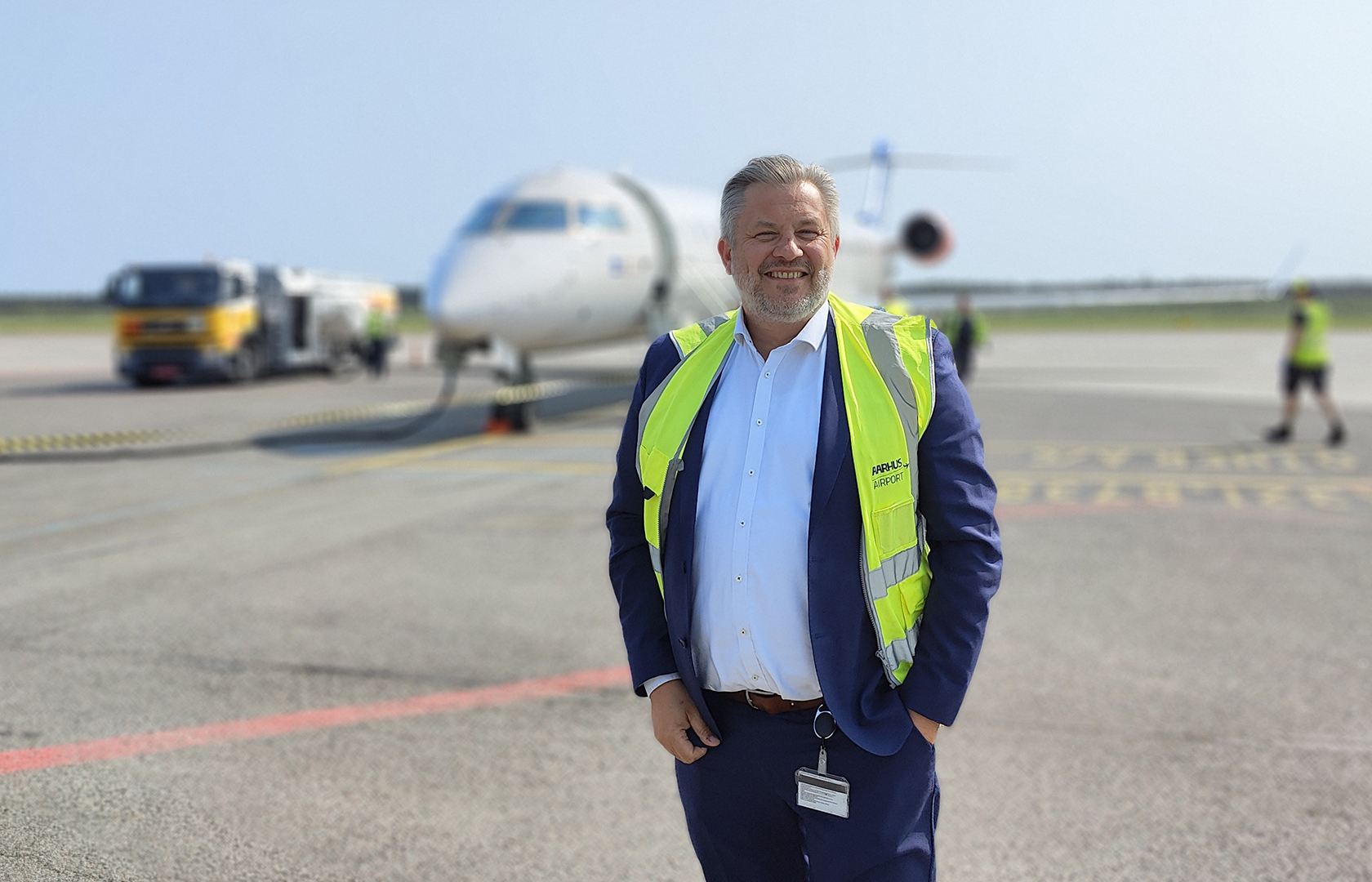 Lars Rønnov står foran et fly