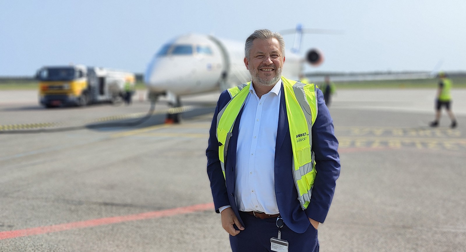 Lars Rønnov står foran et fly