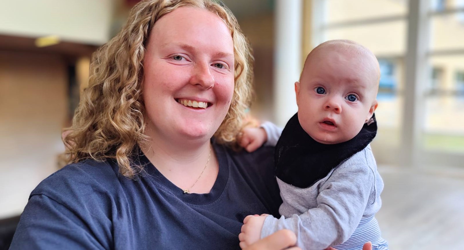 Amalie vil læse logistikøkonom på Dania i Hobro og sidder med sin dreng på 5 måneder