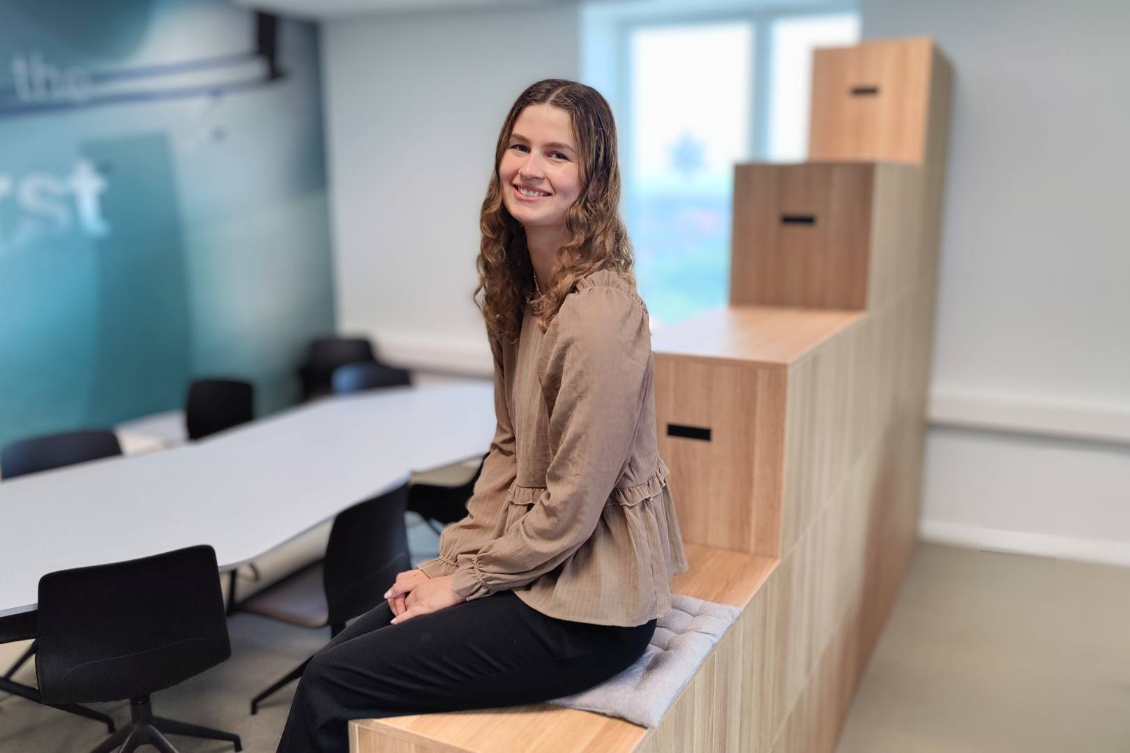 Annika har søgt ind som handelsøkonom i Horsens, hvor hun sidder på et par kasser i studiemiljøet