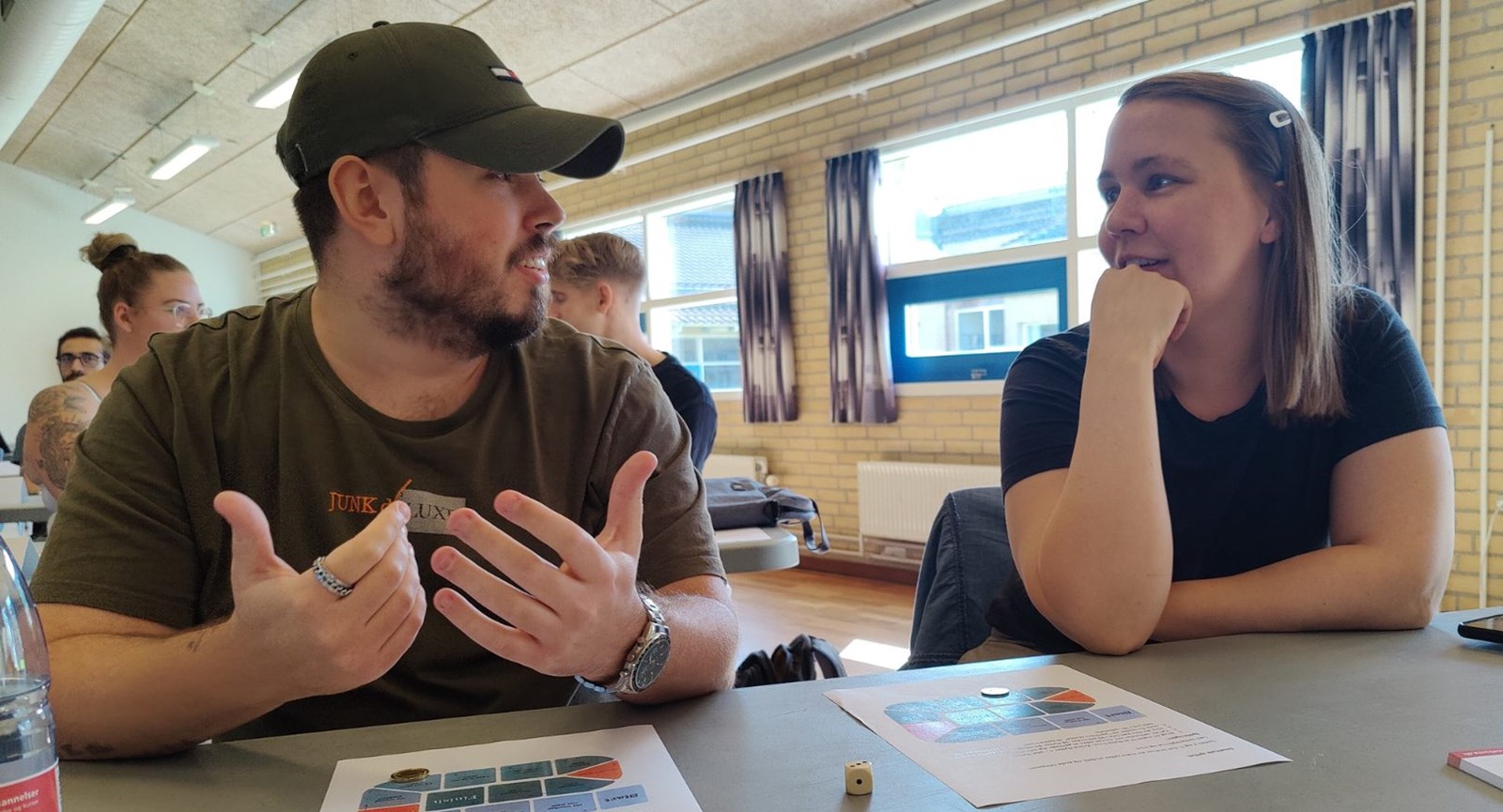 Mathias Pedersen og Mona Bay snakker sammen under spillet Smalltalk som en del af deres studiestart på Erhvervsakademi Dania 