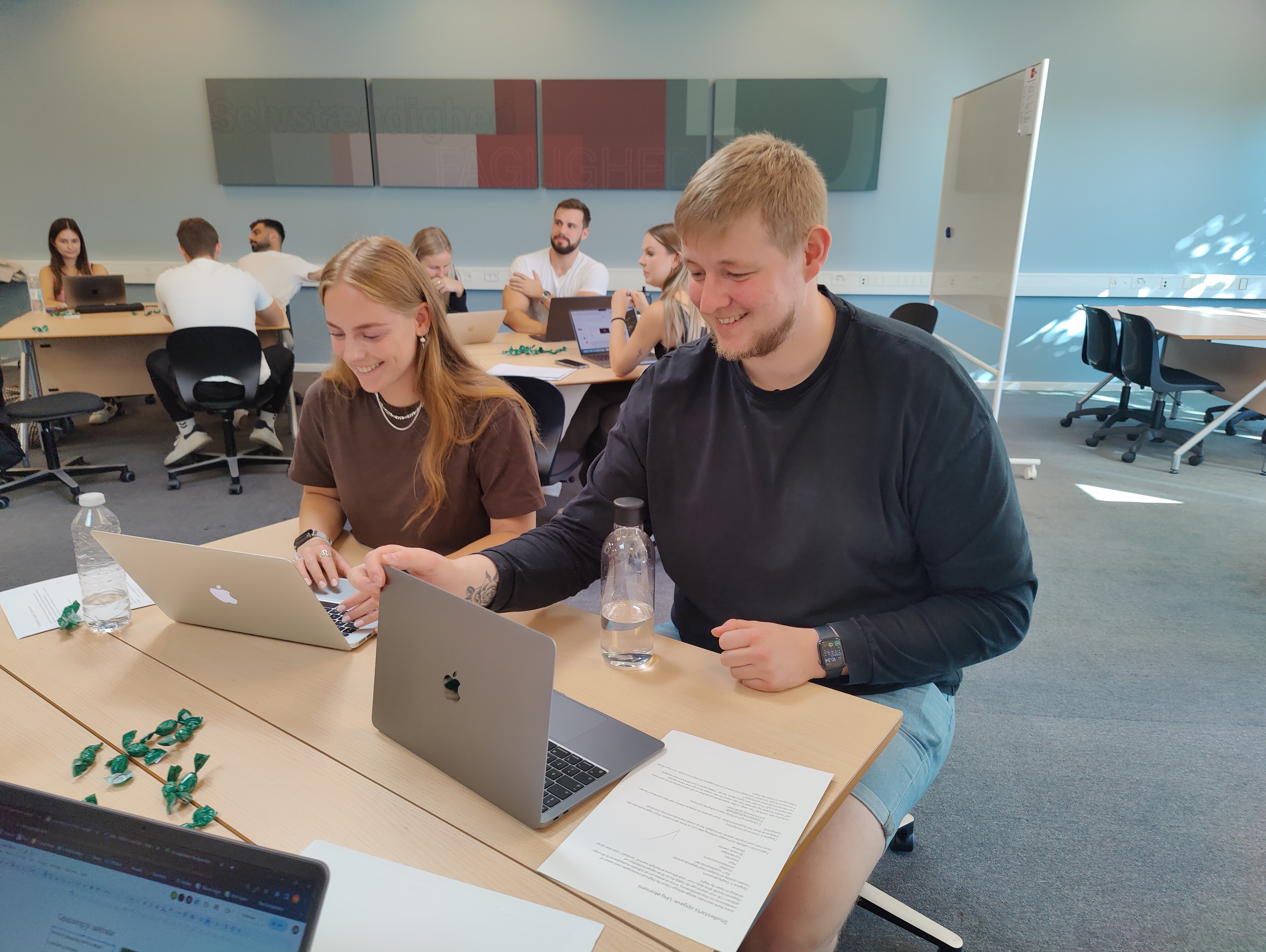 Nikolai Thorup og Sarah Schmidt arbejder på opgaven for Jyske Bank under studiet til finansbachelor på Erhvervsakademi Dania i Silkeborg