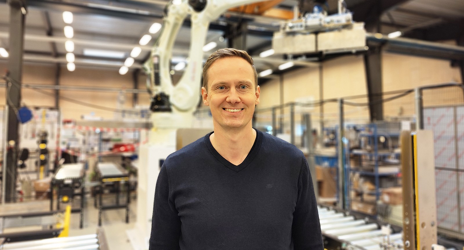Kristian Villadsen og robot på Kilde Automation