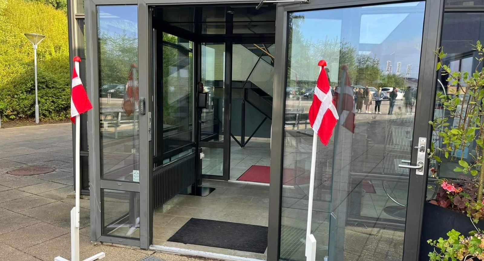 Flag foran indgangen til Erhvervsakademi Dania i Silkeborg