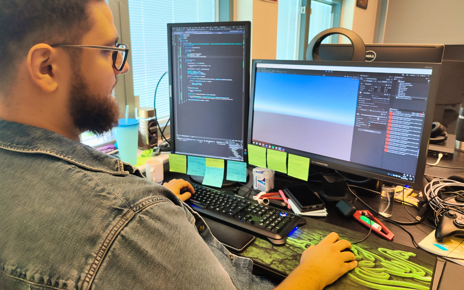 Oliver, der læser til datamatiker i Grenaa, sidder ved sin computer og koder et spil, han er ved at lave med venner fra studiet