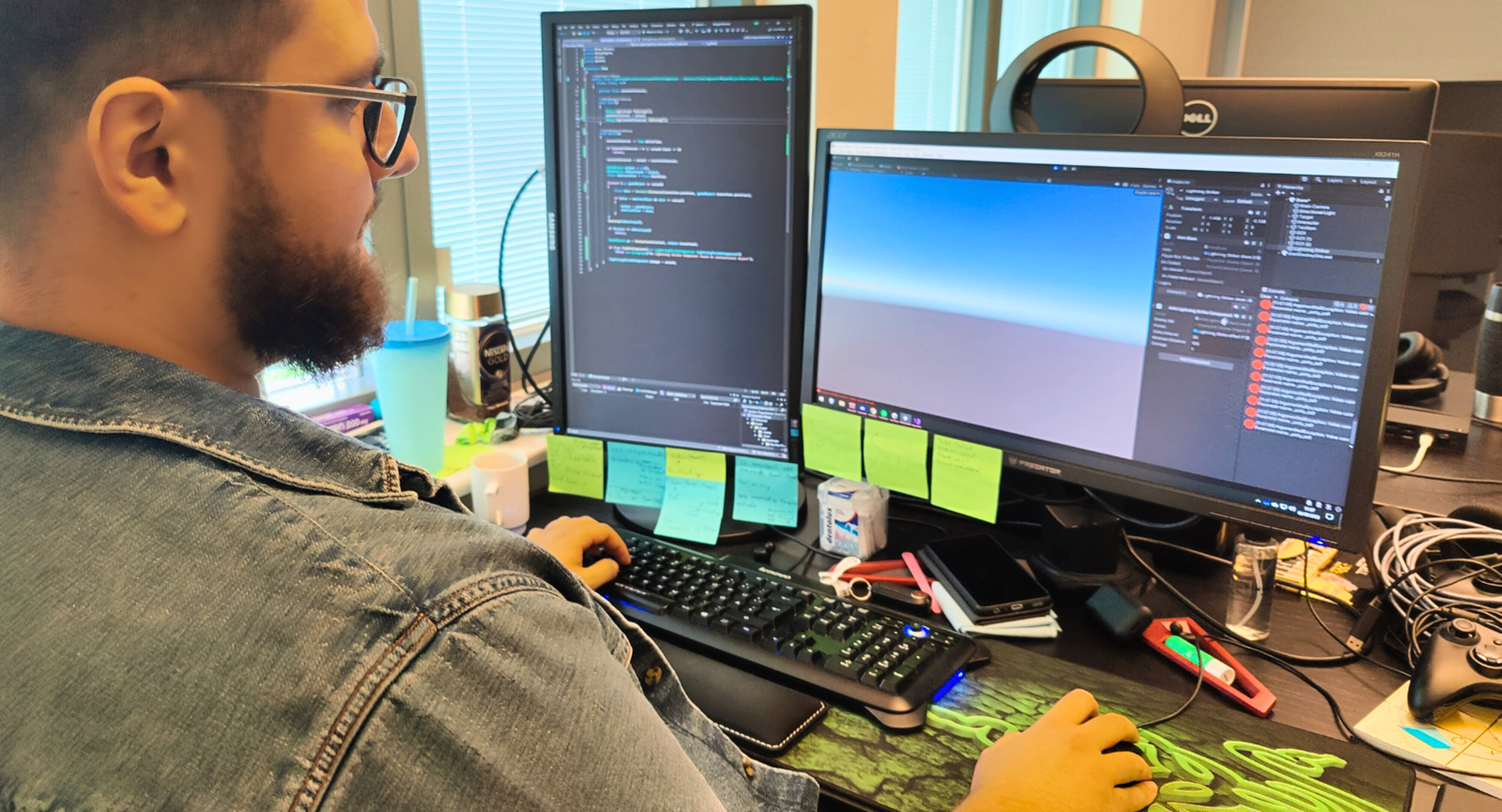 Oliver, der læser til datamatiker i Grenaa, sidder ved sin computer og koder et spil, han er ved at lave med venner fra studiet