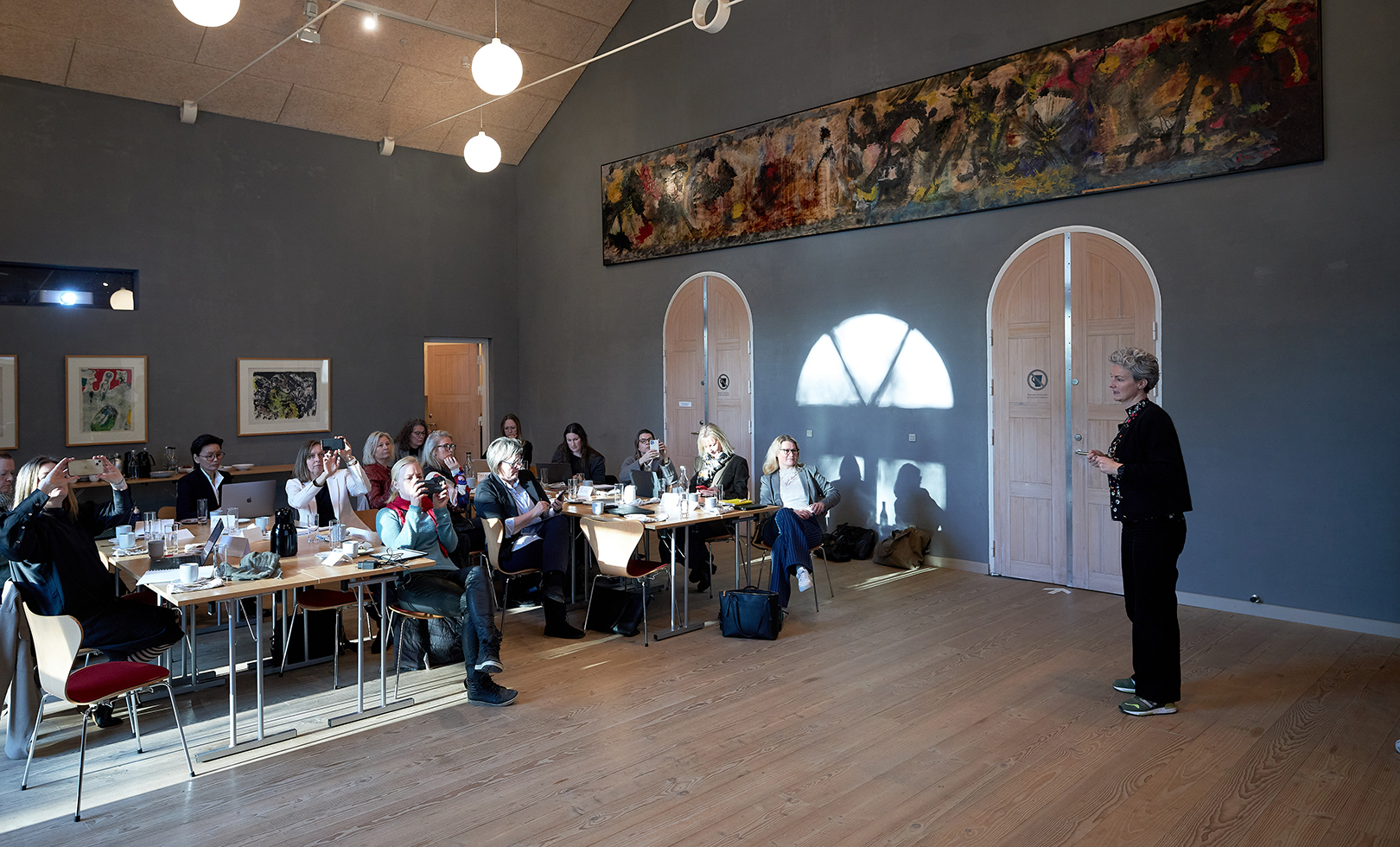 Laura Vilsbæk underviser på bestyrelsesuddannelsen for kvinder på Erhvervsakademi Dania_Location er Museum Jorn