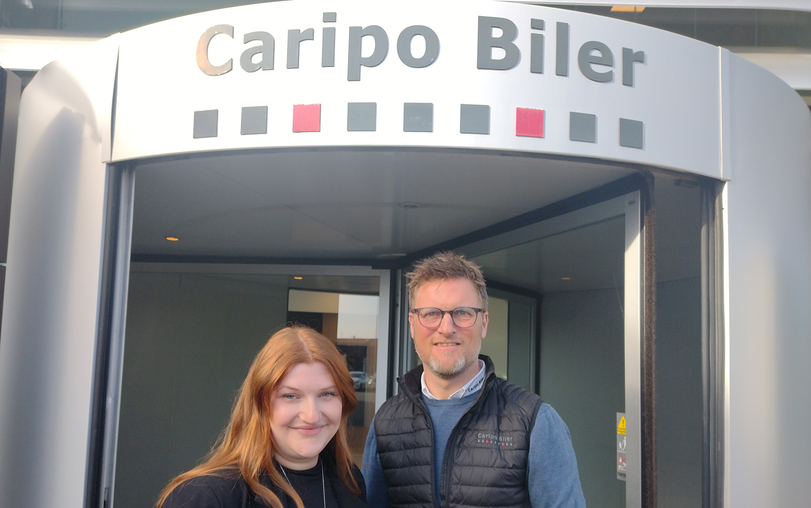 Cecilie Rasmussen, handelsøkonom-studerende og praktikant hos Caripo Biler og Henrik Mark Henriksen, direktør hos Caripo Biler