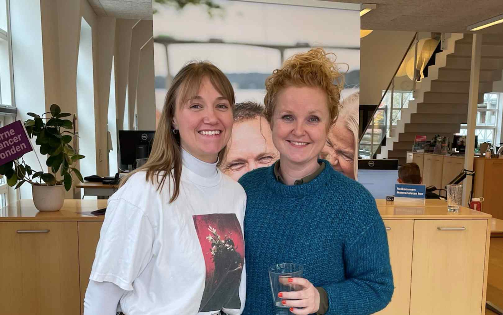 Laura, der læser serviceøkonom på Erhvervsakademi Dania, står sammen med sin praktikantvejleder fra DGI Nordsjælland på kontoret. De er sammen i finalen om at blive Danias bedste praktikophold