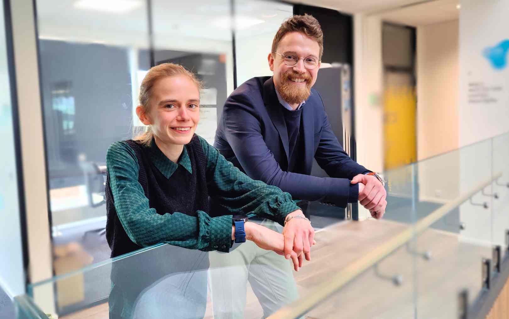 Markedsførings-økonom Louise står med hænderne over et rækværk sammen med sin praktikchef fra work-live-stay, Kasper Mark, udenfor deres kontor i Vejle, hvor Louise har været i praktik