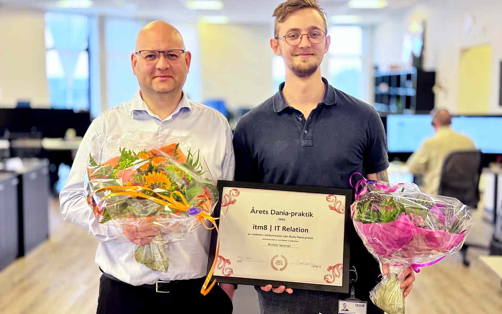 Erik og Nichlas vinder prisen som Årets Dania-praktik 2024. Nichals er it-teknolog i praktik ved itm8