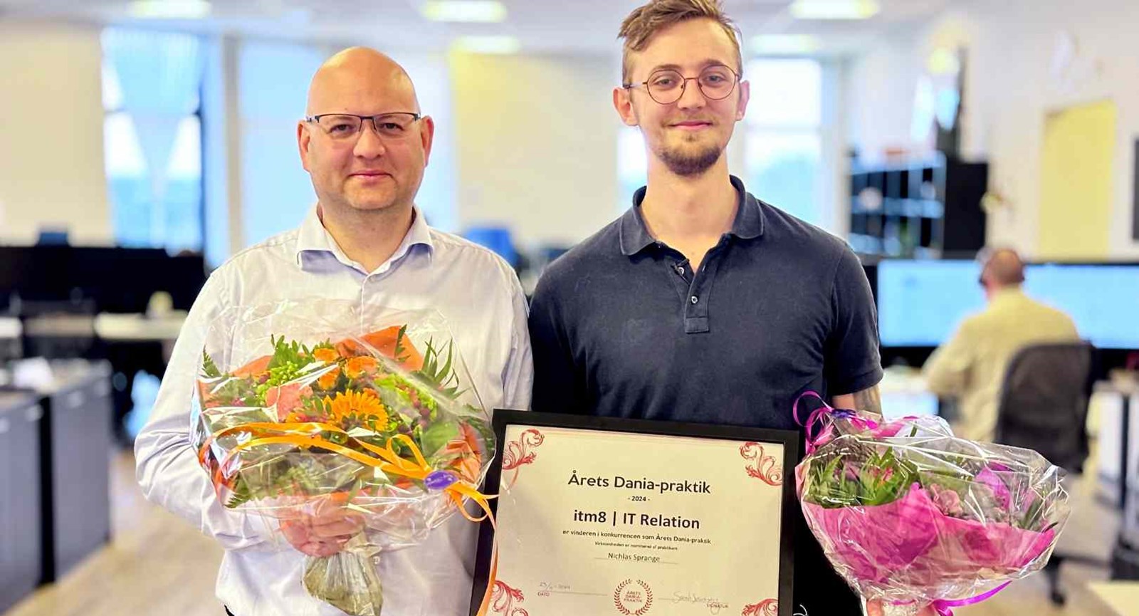 Erik og Nichlas vinder prisen som Årets Dania-praktik 2024. Nichals er it-teknolog i praktik ved itm8