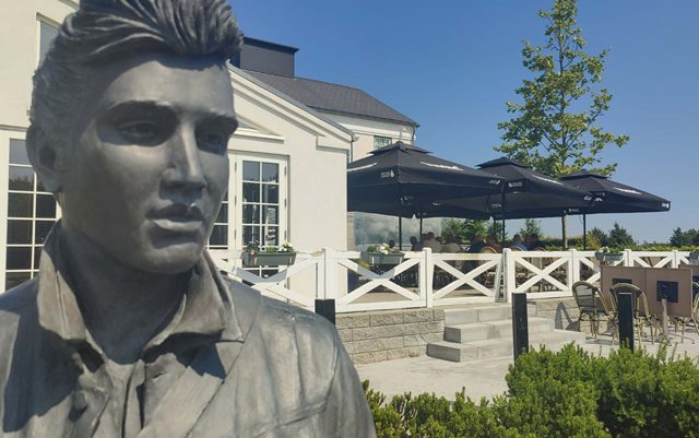 På en god sommerdag går 3-400 gæster ind ad døren til Elvis-museet Memphis Mansion i Randers. Det er turister fra både ind- og udland, men også møder, konferencer og koncertgæster.