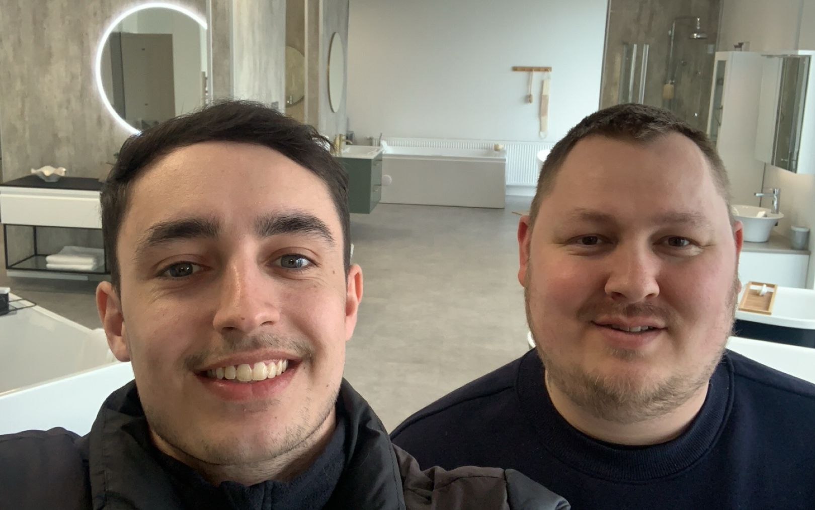 Lucas Ebbesen smiler til kameraet sammen med makkeren Mikkel, som han fandt et særligt fællesskab med på markedsføringsøkonom-studiet på Erhvervsakademi Dania i Randers