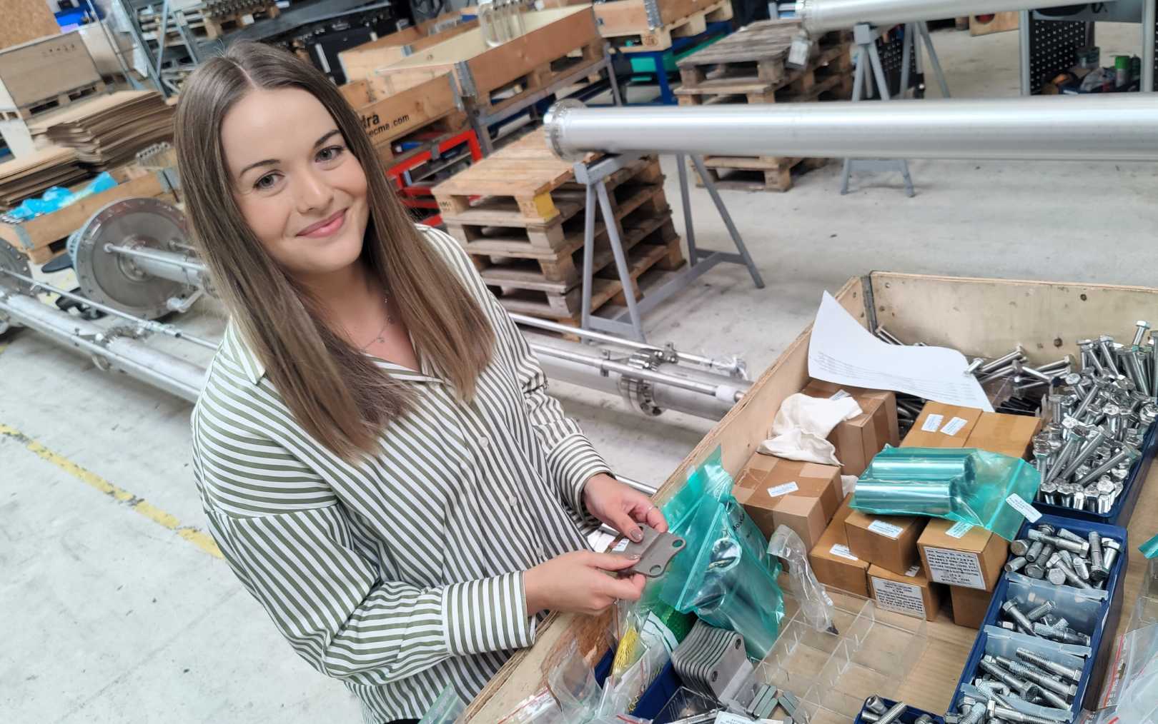 Frida læser til handelsøkonom med fokus på indkøb i Hobro på Erhvervsakademi Dania og er lige nu i praktik ved Svanehøj, hvor hun indkøber de dele, hun står med i hånden