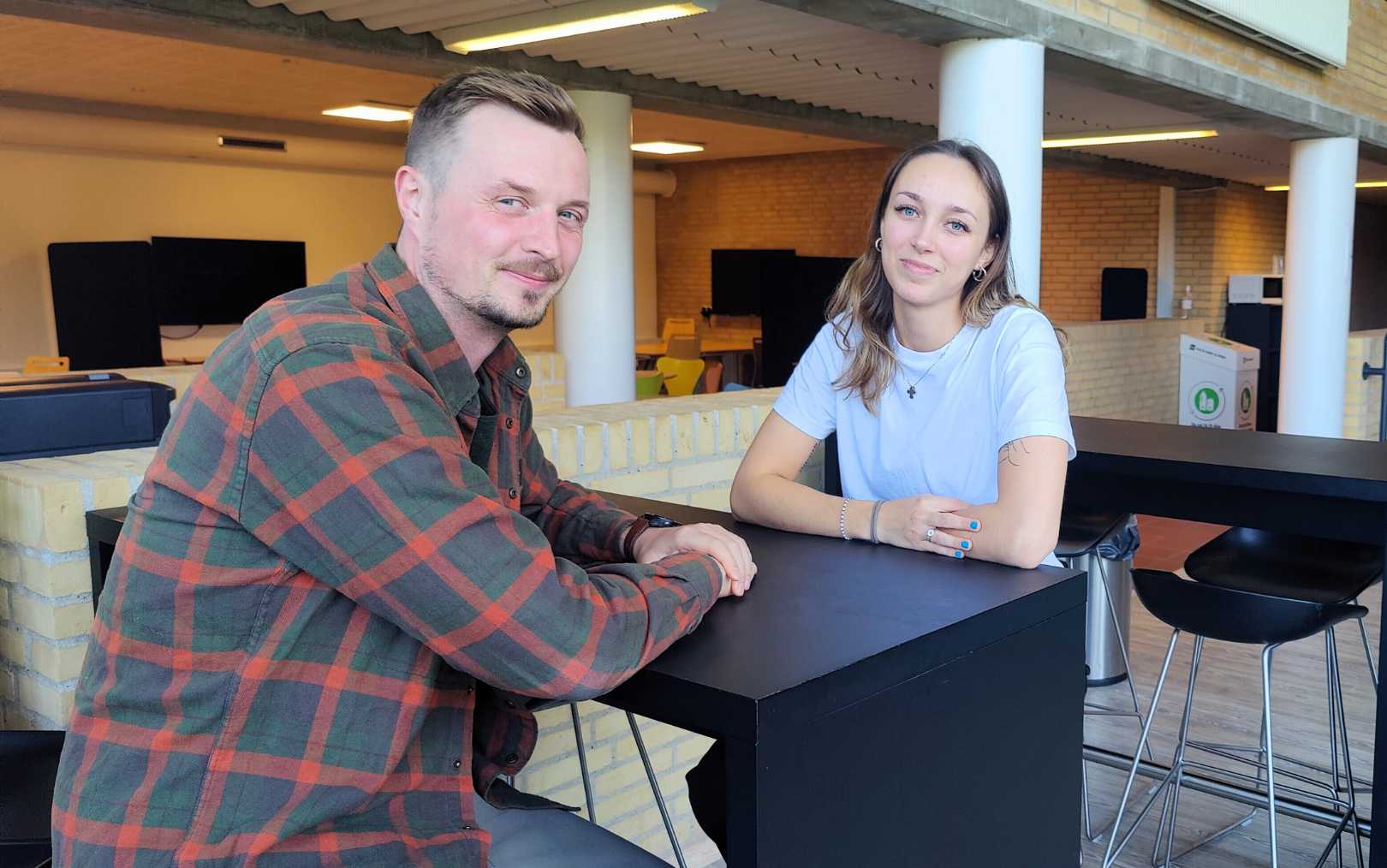 Jonas og Caroline læser begge til logistikøkonom på Erhvervsakademi Dania i Hobro, hvor de sidder overfor hinanden i fællesområdet