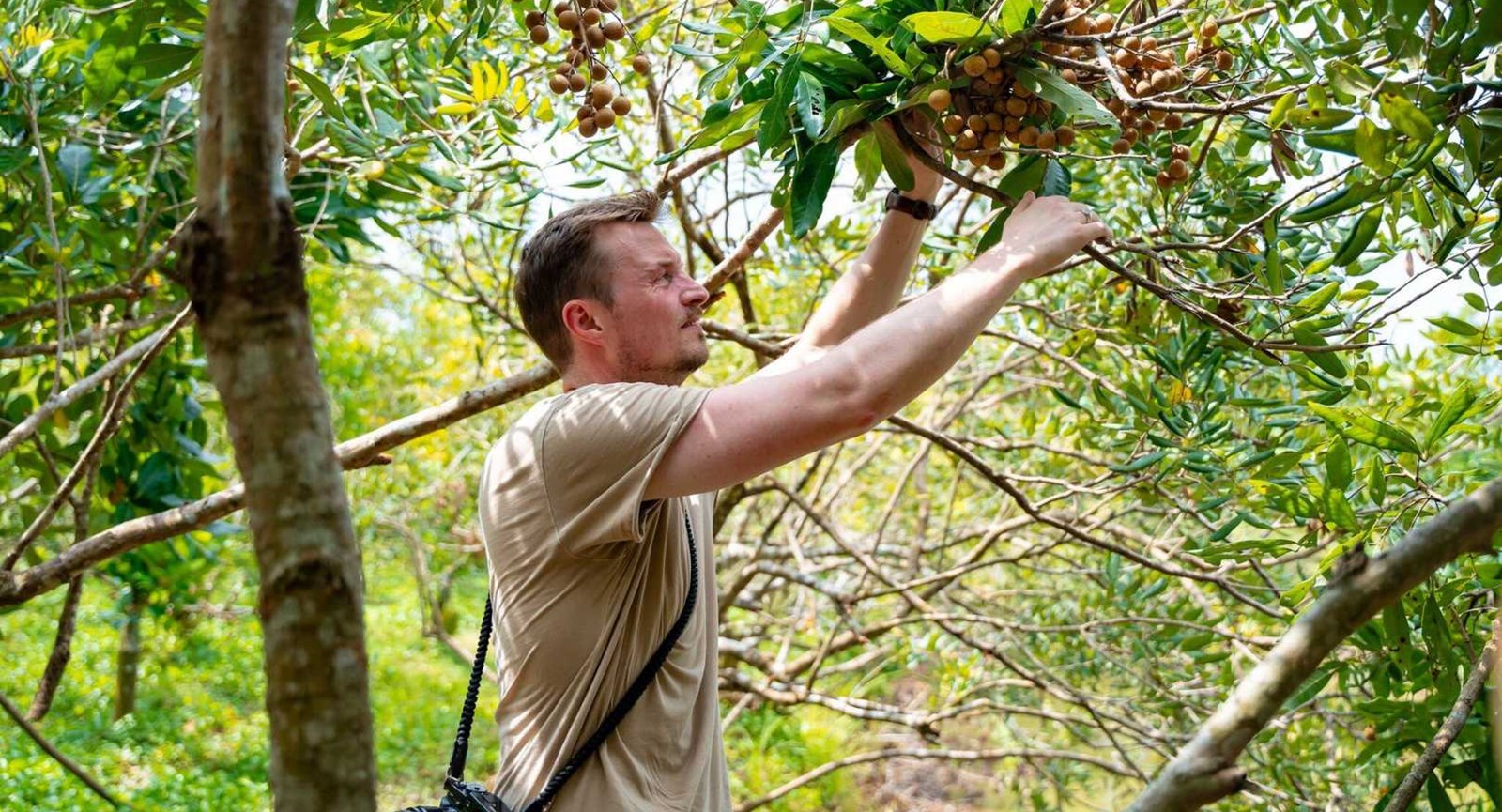 Jonas, der læser logistikøkonom på Erhvervsakademi Dania, er i skoven i Vietnam på Summer School