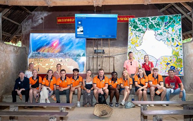 Jonas, der læser logistikøkonom på Erhvervsakademi Dania, sidder i midten af gruppen af studerende, der er på Vietnam på Summer School