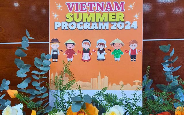 Velkomstplakaten på HUTEC universitet, der byder studerende fra Erhvervsakademi Dania velkommen på Vietnam Summer School