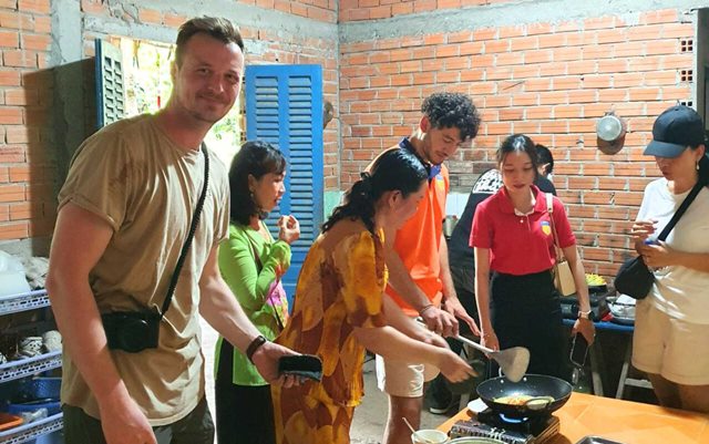 Jonas, der læser logistikøkonom på Erhvervsakademi Dania, er på madlavningsskole i Vietnam på Summer School