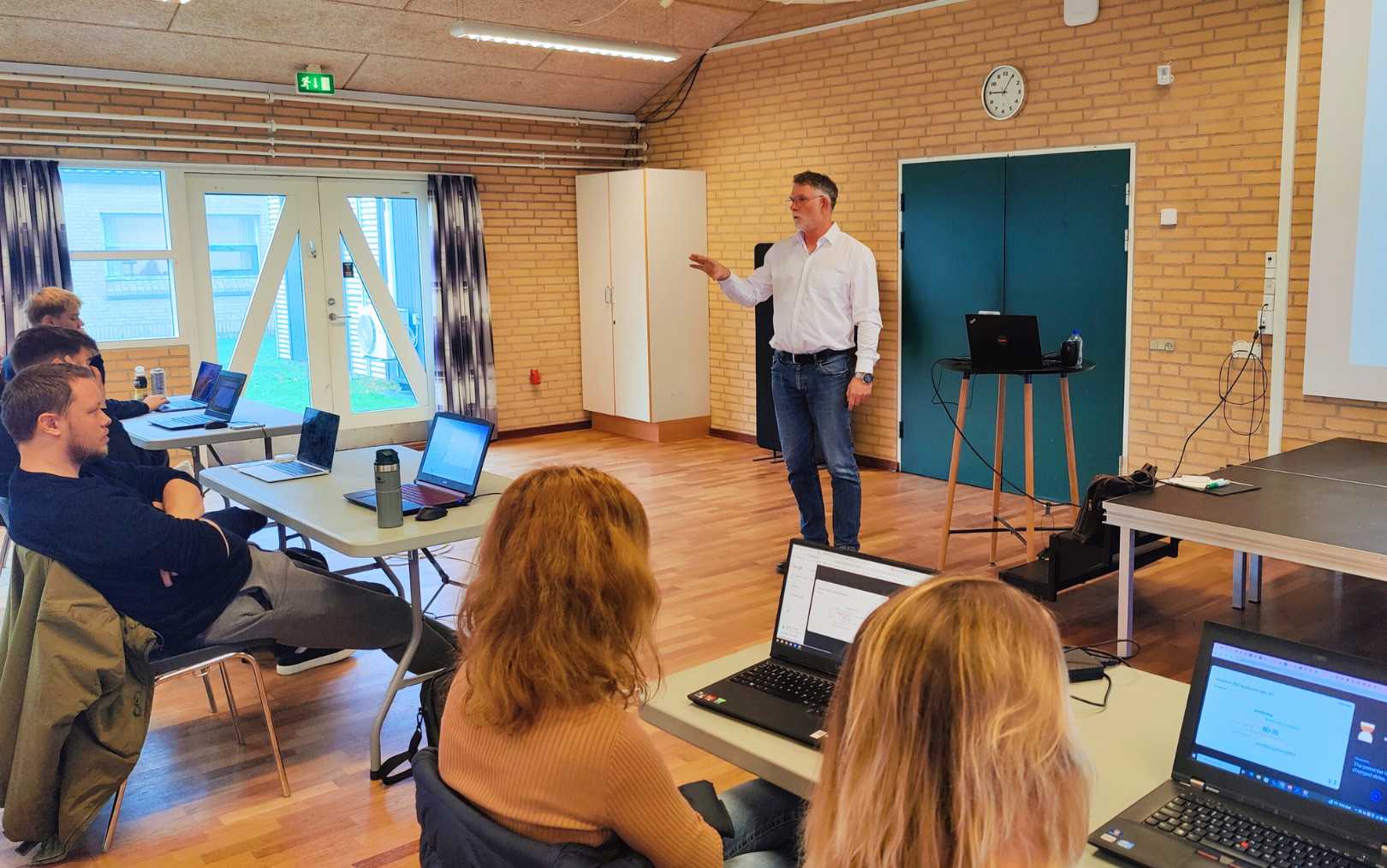 ABS evangelist Anders Hesdam underviser logistik- og handelsøkonomer i Hobro på Erhvervsakademi Dania i ABC-analysen