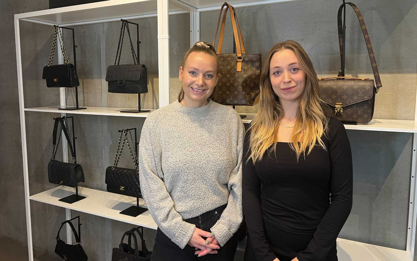 Handelsøkonom fra Erhvervsakademi Dania i Randers Camilla er i praktik ved We Do Vintage, hvor hendes chef er Sidse. De står begge samen på billedet foran de dyre mærkevare tasker