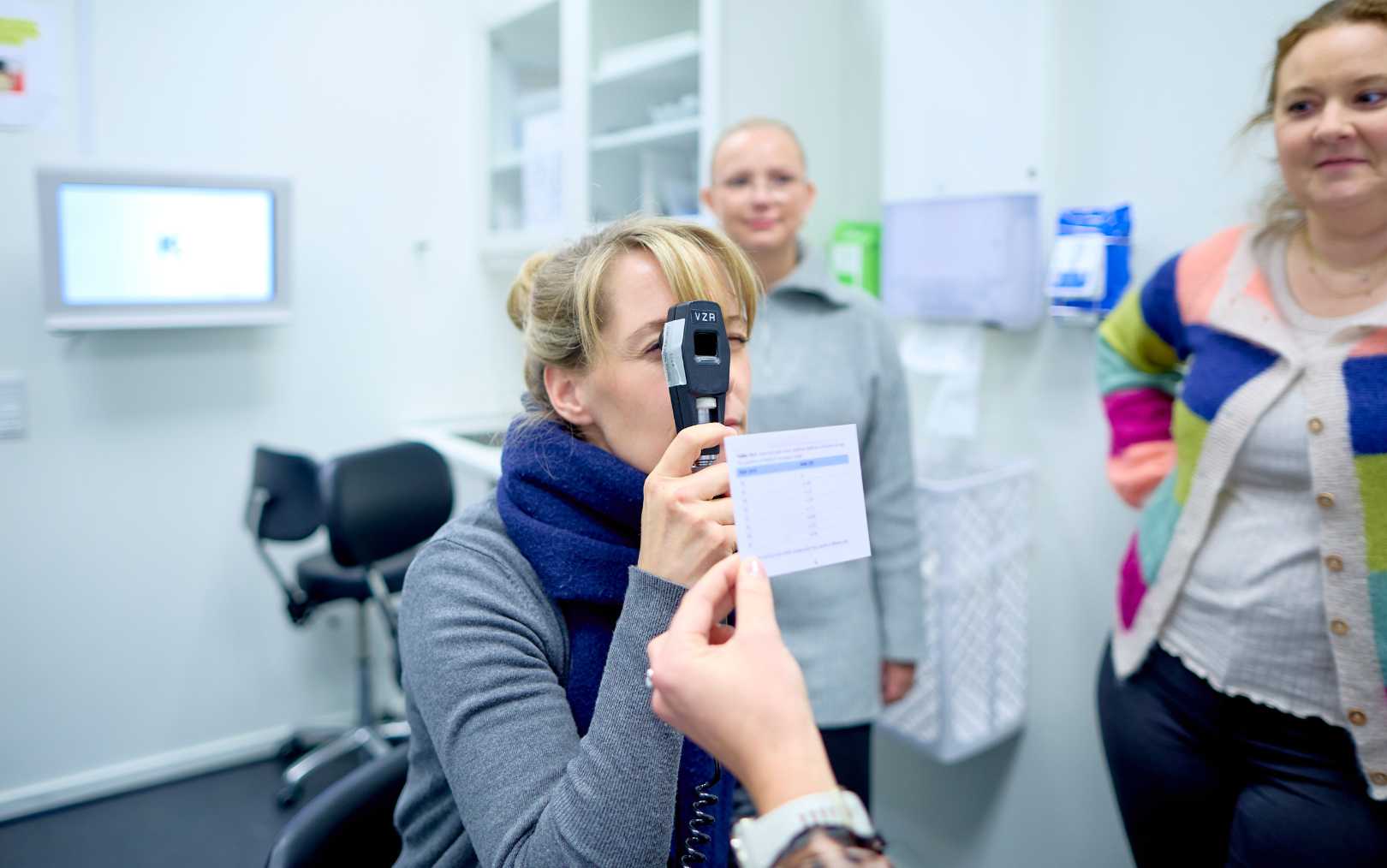 Optiker Lone er i gang med en øvelse med synsundersøgelse på kursus ved Erhvervsakademi Dania 
