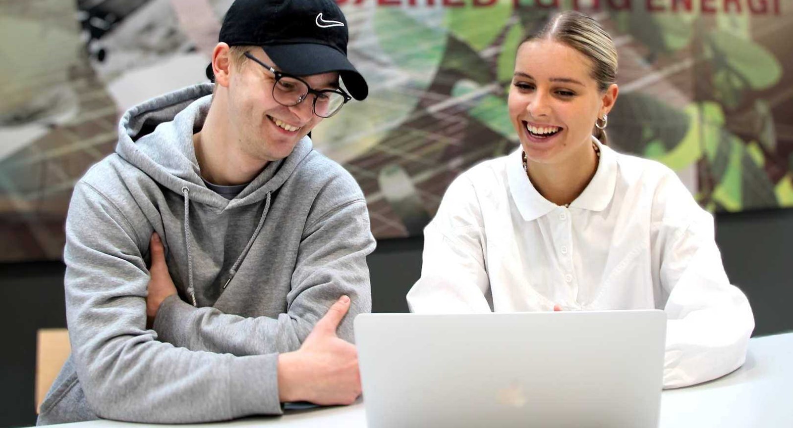 2 studerende på Erhvervsakademi Dania i Silkeborg sidder ved computer og arbejder. Til sommer kommer der også til at være datamatikere på stedet