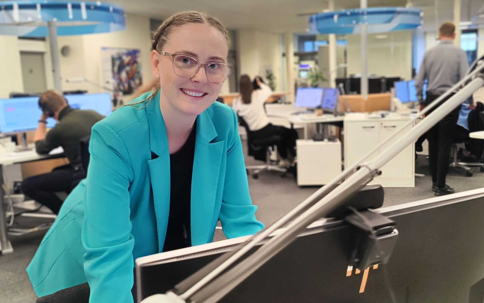 Finansøkonomen Julie, der har læst ved Erhvervsakademi Dania i Hobro, står ved sit skrivebord ved Nordea i Randers