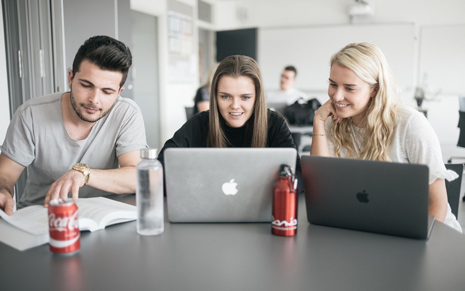 3 studerende på Erhvervsakademi Dania i Horsens arbejder ved hver deres computer